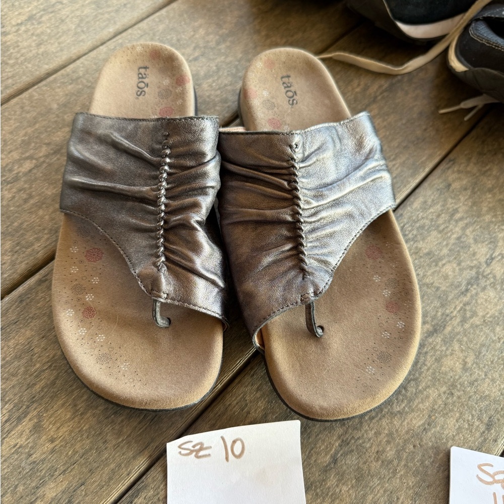 Taos Footwear Women's Silver Slide Sandals